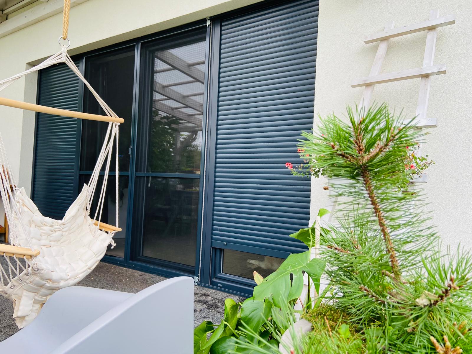 Comment nettoyer un volet roulant extérieur facilement (sans démontage et sans sortir par la fenêtre)